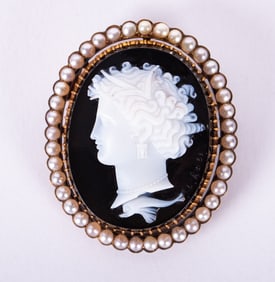Antique Agate Cameo Mounted in Yellow Gold with Pearls
