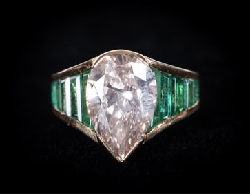 Stunning 5.5 Carat Diamond Ring with Emeralds set in 18K Yellow Gold