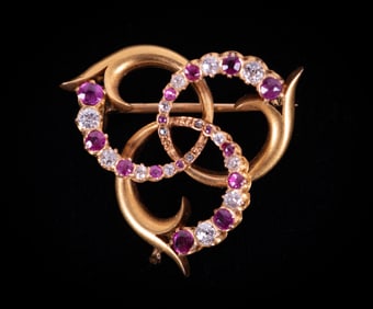 Stunning Antique Diamond and Ruby Brooch in 18K Yellow Gold