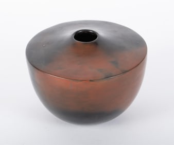 Mata Ortiz Pot by Ruben Lozano Lucero, together with a Navajo Seed Jar by Susie Crank