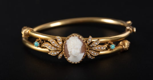 Exquisite 14K Yellow Gold Victorian Bangle set with a Cameo