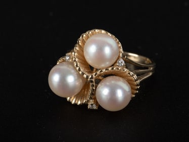 Beautiful Vintage Pearl Ring set in 14K Yellow Gold