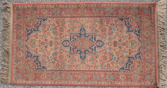 Handwoven Heriz Design Wool Area Rug