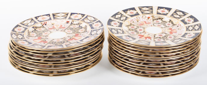 Twenty-Two English Porcelain Dinner Plates, Traditional Imari by Royal Crown Derby