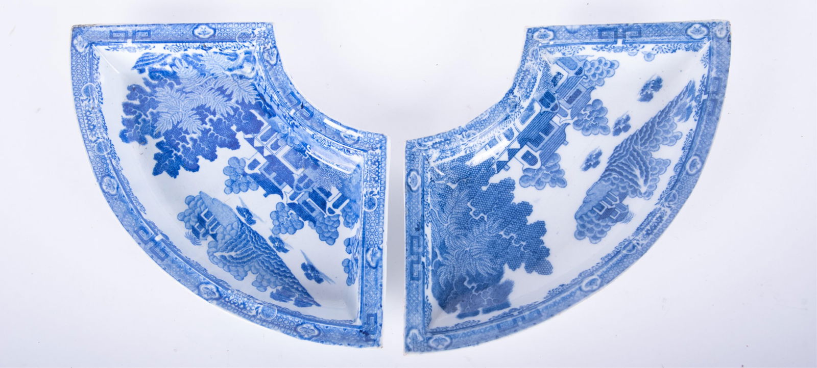 Two Early Spode Chinoiserie Design Curved Dishes (1 of 3)