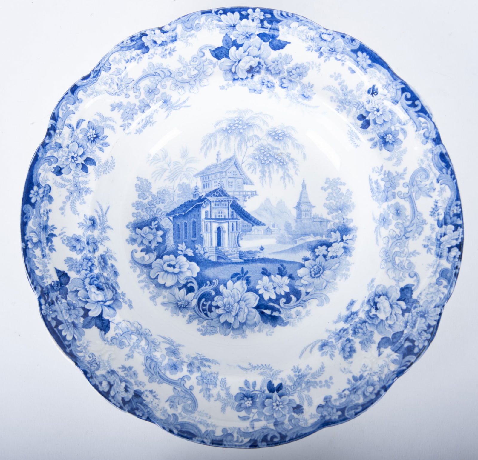 An Early 19th Century Minton Genevese Serving Bowl (1 of 4)