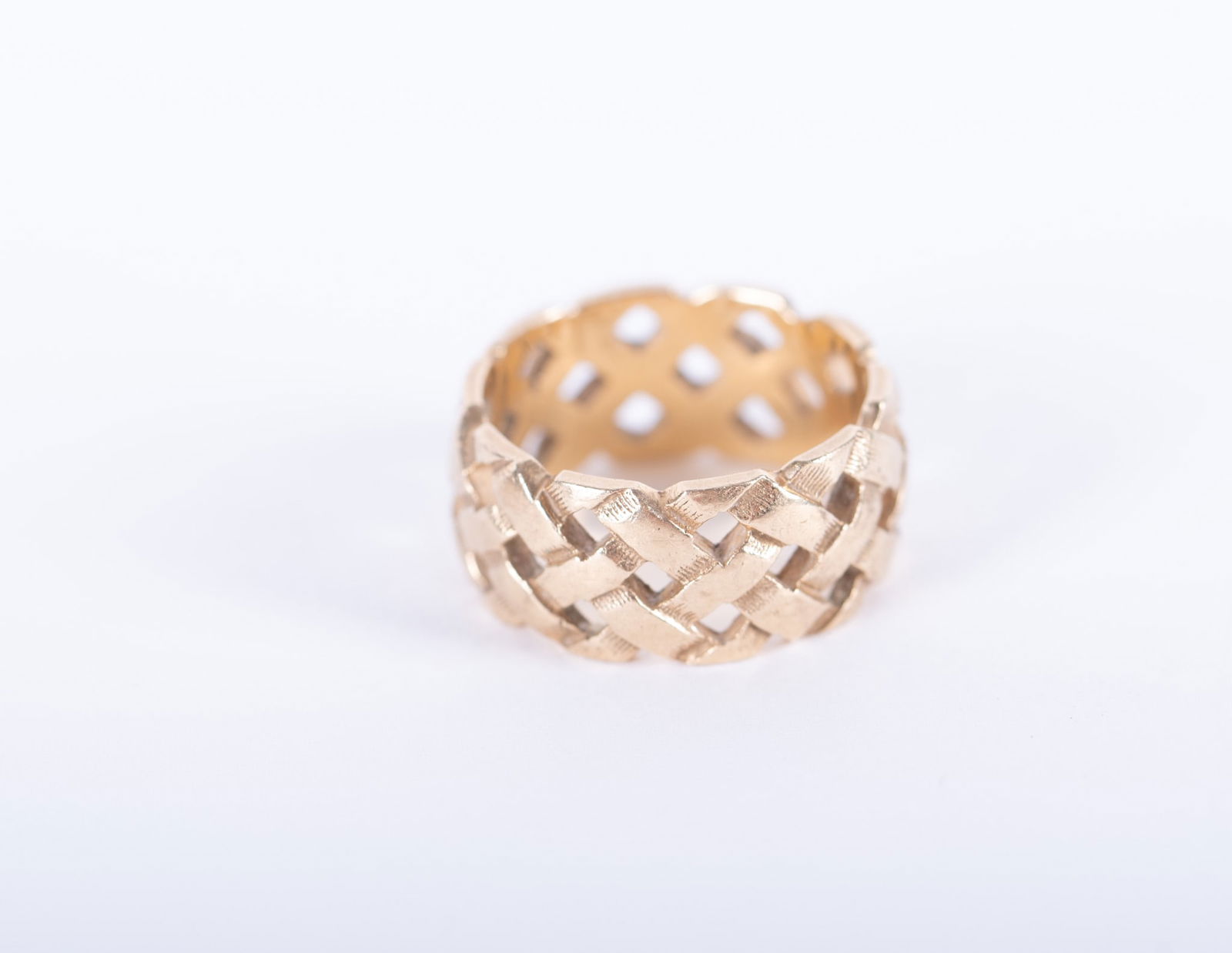 14K Yellow Gold Basket Weave Band Ring: 14K Yellow Gold Basket Weave Band RingThis band is a size 6 and weighs 6.7g.