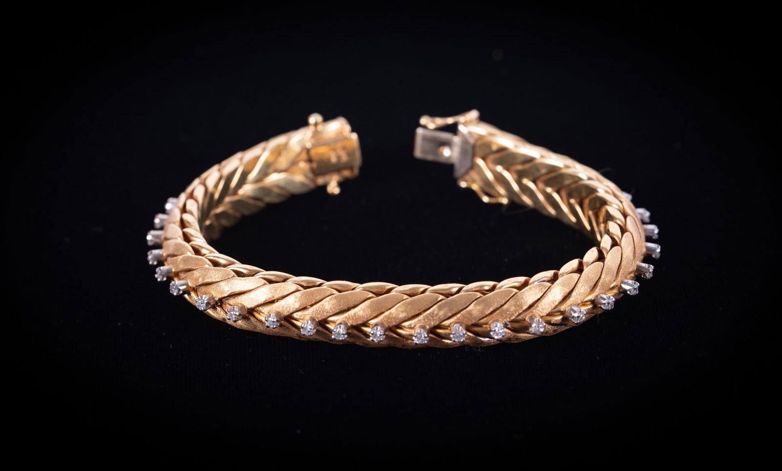 Stunning 18K Yellow Gold Diamond Bracelet (1 of 3)