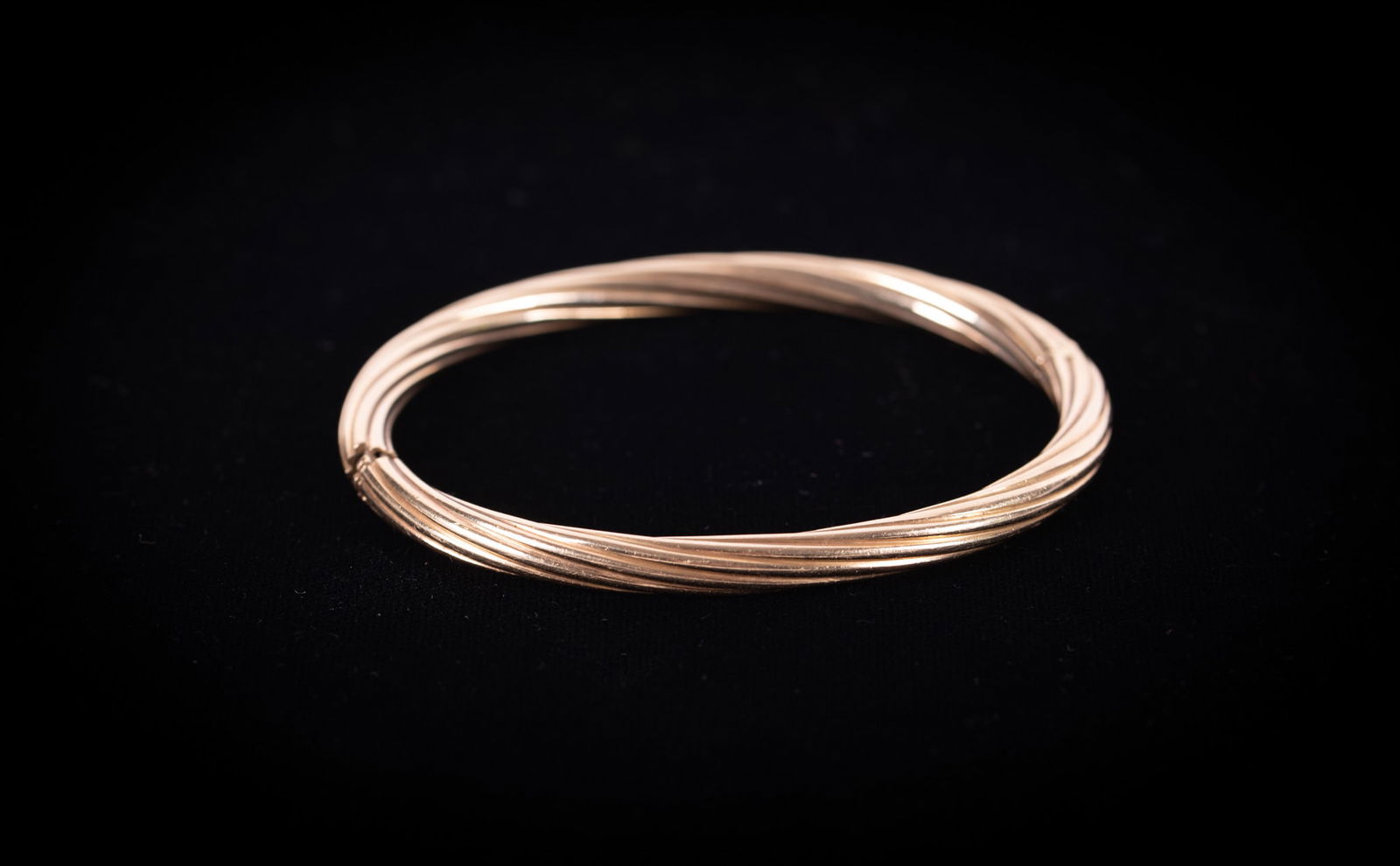 14K Yellow Gold Italian Twisted Style Bracelet: 14K Yellow Gold Italian Twisted Style BraceletThe twisted application to this gold bracelet adds texture and uniqueness to the overall look. It is oval in shape and measures 7 inches in circumference.