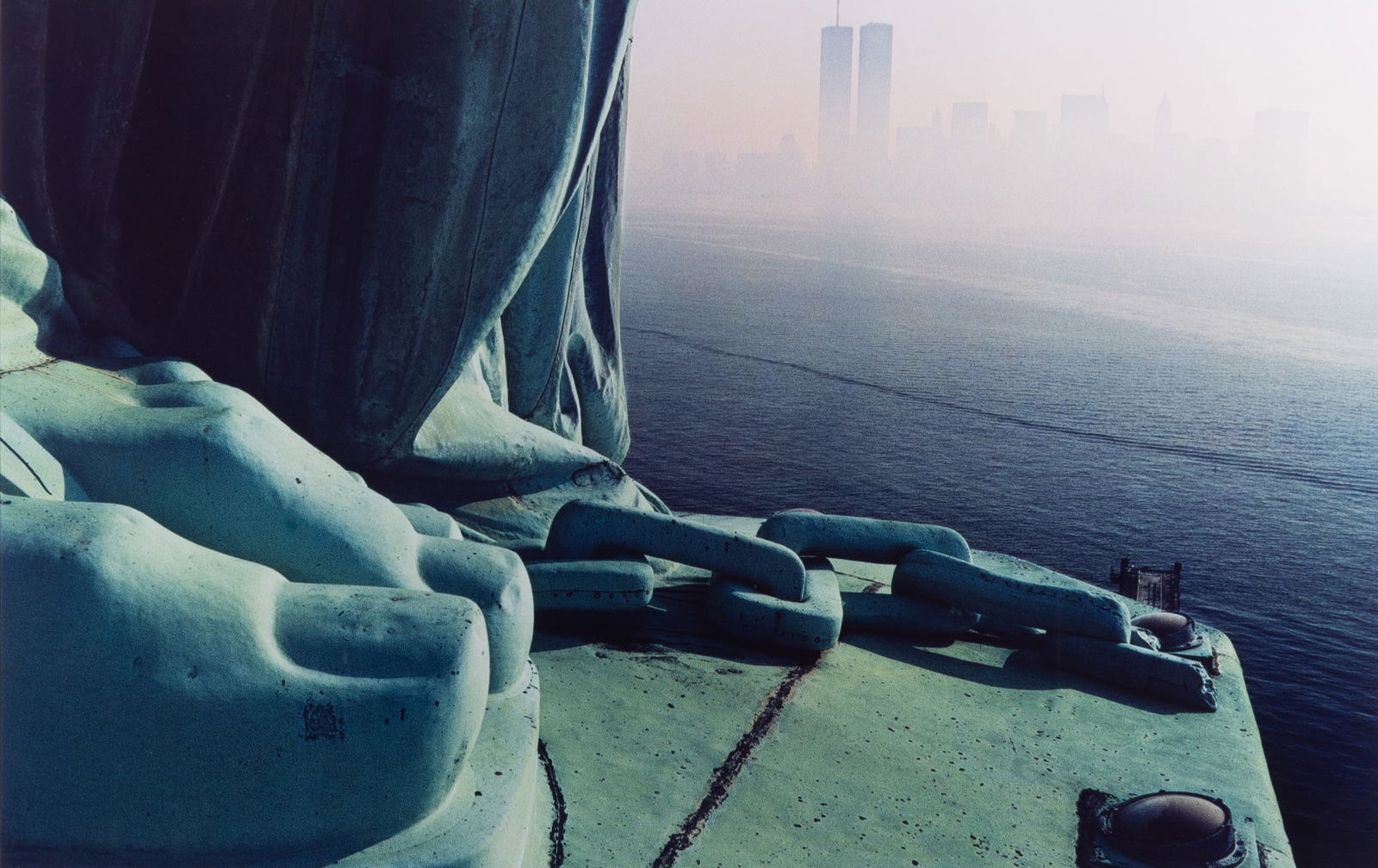 Peter Kaplan, New York (1939-1919), Statue of Liberty with Twin Towers, color photograph, ed. 2/100 (1 of 4)