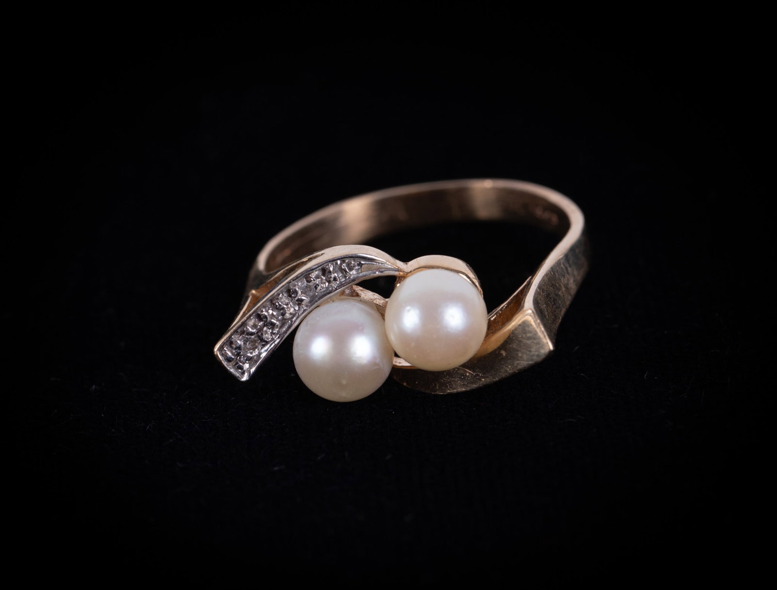 Lovely Pearl & Diamond ring set in 14K Yellow Gold: Lovely Pearl & Diamond ring set in 14K Yellow Gold The cultured pearls in this bypass ring are 5.80mm, there are 5 small diamonds. Weight including stones is 4.3g. Ring size is an 8 1/2.