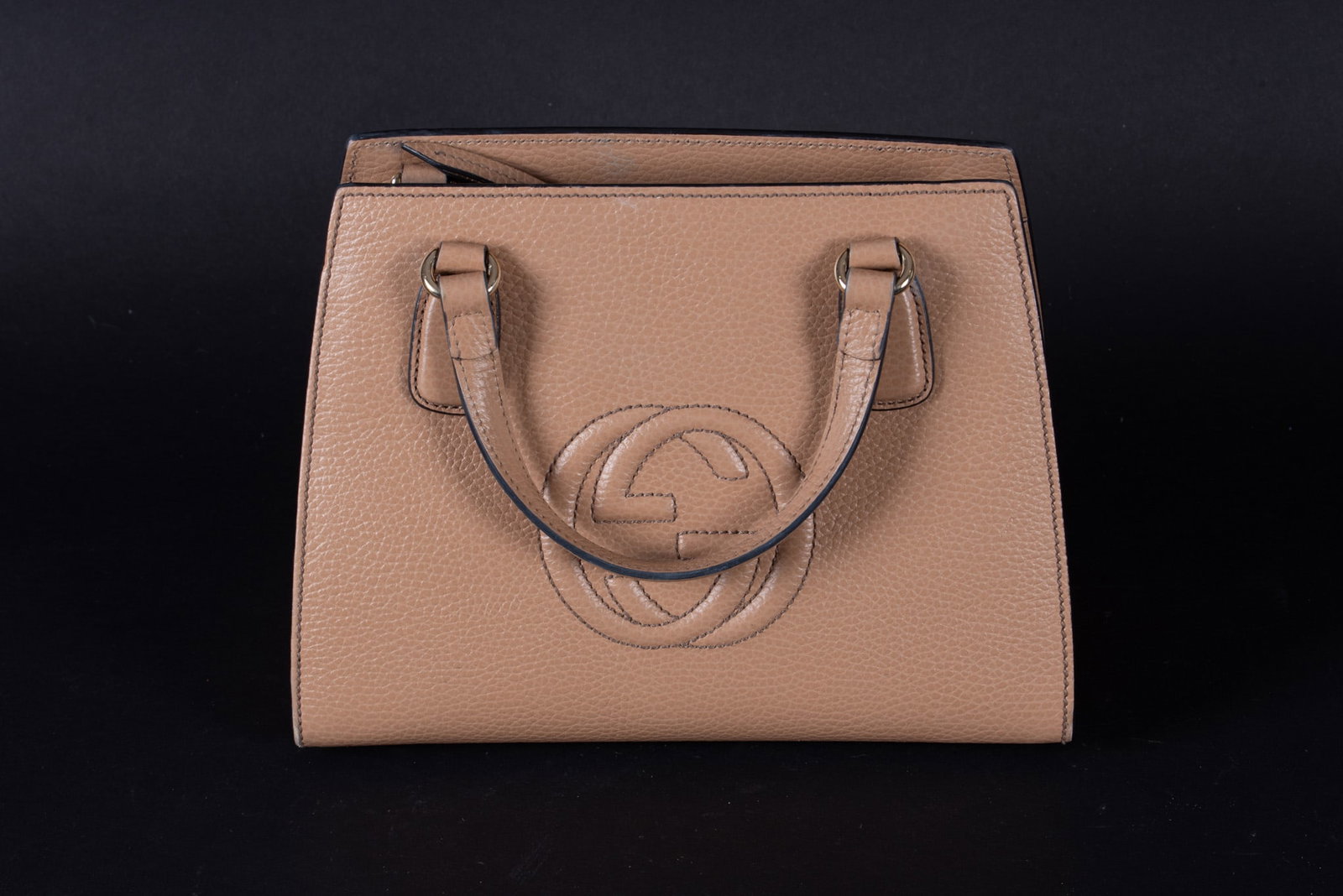 Gucci Elegant Taupe Structured Leather Handbag: Gucci Elegant Taupe Structured Leather HandbagIncludes a shoulder strap. Original purchase receipt included. 8" x 10" x 5"