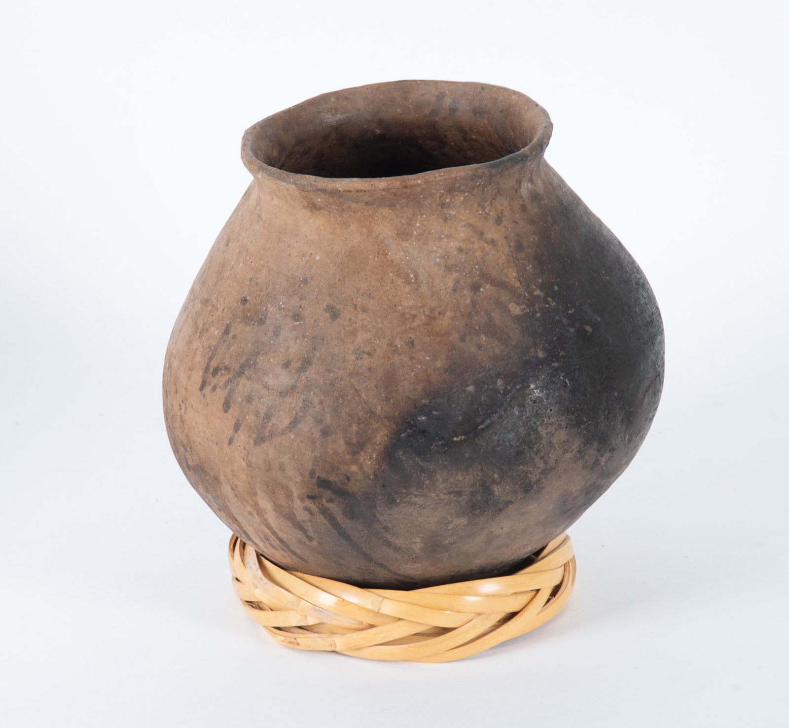 A Large, Early Native American Storage Jar (1 of 3)