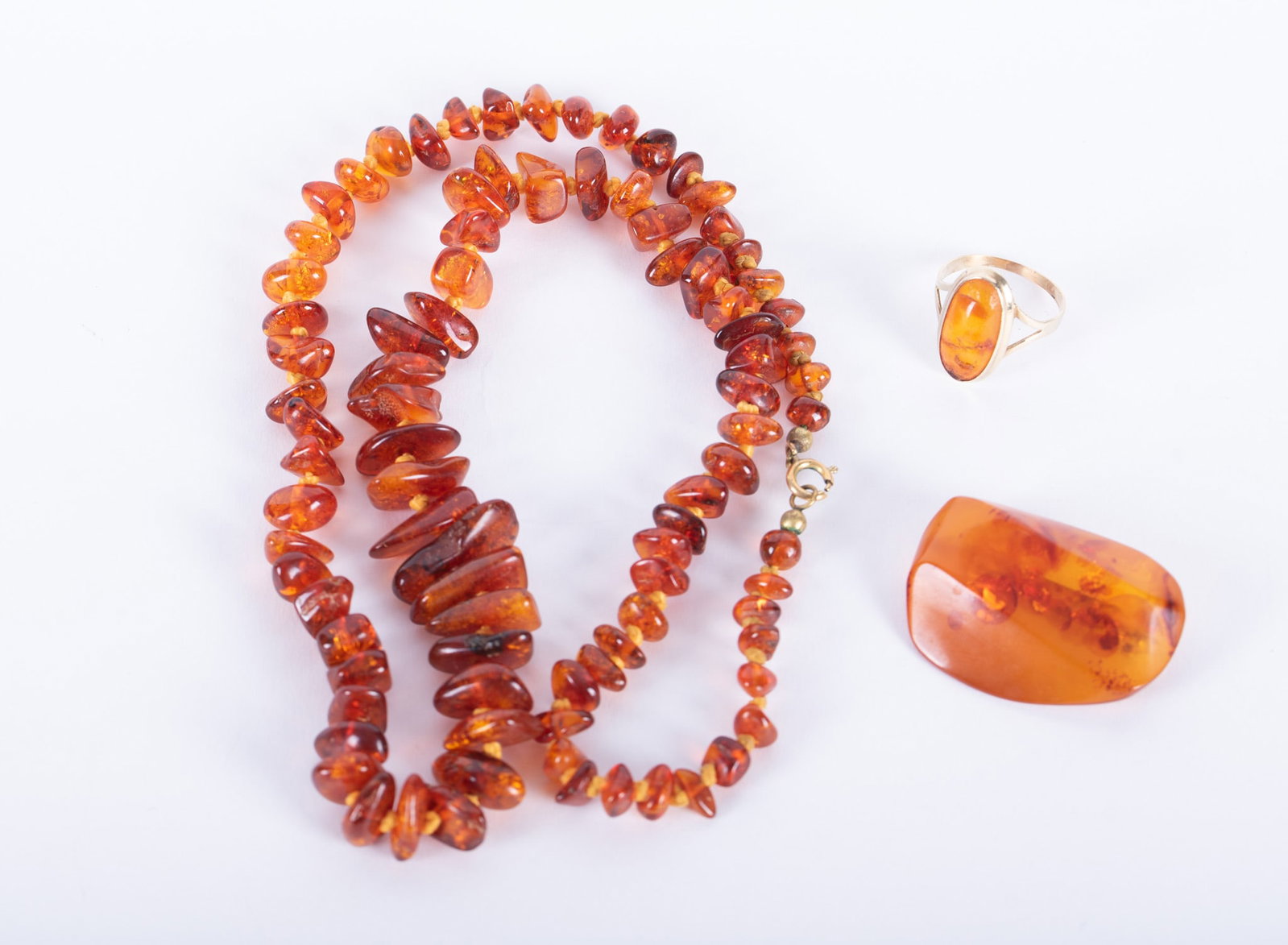 14K Yellow Gold Amber Ring paired with a Necklace & Brooch: The amber in the ring measures 17.90mm x 8.95mm and the weight is 2.4g. The graduated amber necklace is 23 inches long and the brooch measures 1 1/2 x 1 inches.