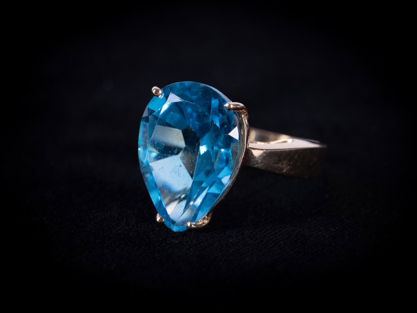 Gorgeous Blue Topaz set in 14K Yellow Gold Ring: The pear shaped blue topaz measures 13.30mm x 18mm. Ring size is an 8 and weight including stone is 5.9g.