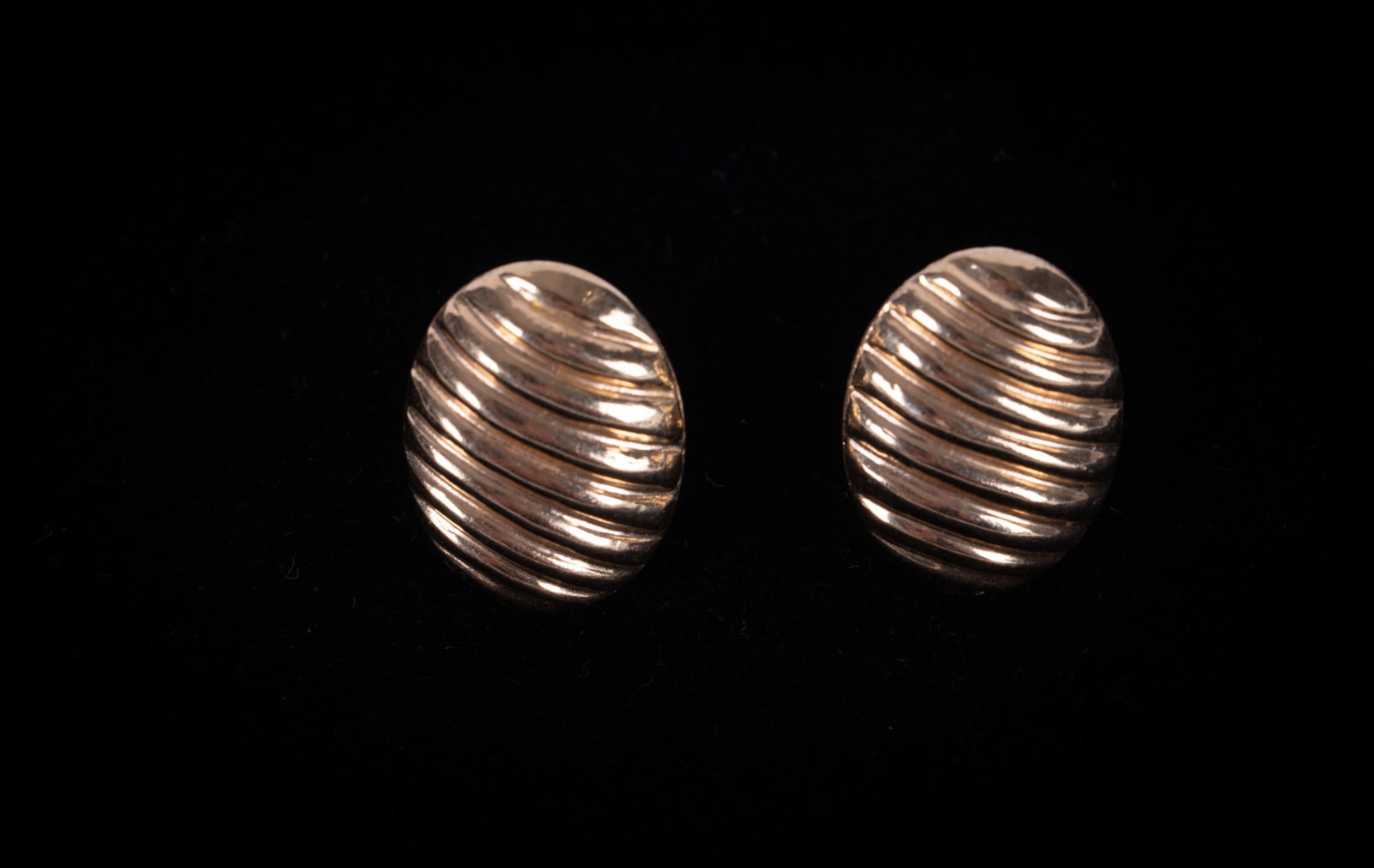 14K Yellow Gold Fluted French Clip Earrings: These earrings measure 21mm x 15.40mm. Weight is 4.9g.