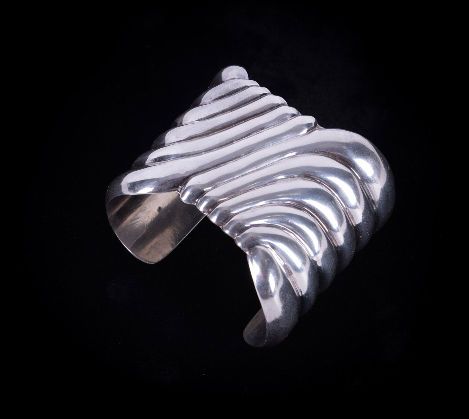 Wide Mexico 925 Sterling Silver Cuff Bracelet: contemporary design, marked Mexico 925, width 2 - 2 1/2 inches, weight 3.960 troy ounces, inside width 2 1/2 inches