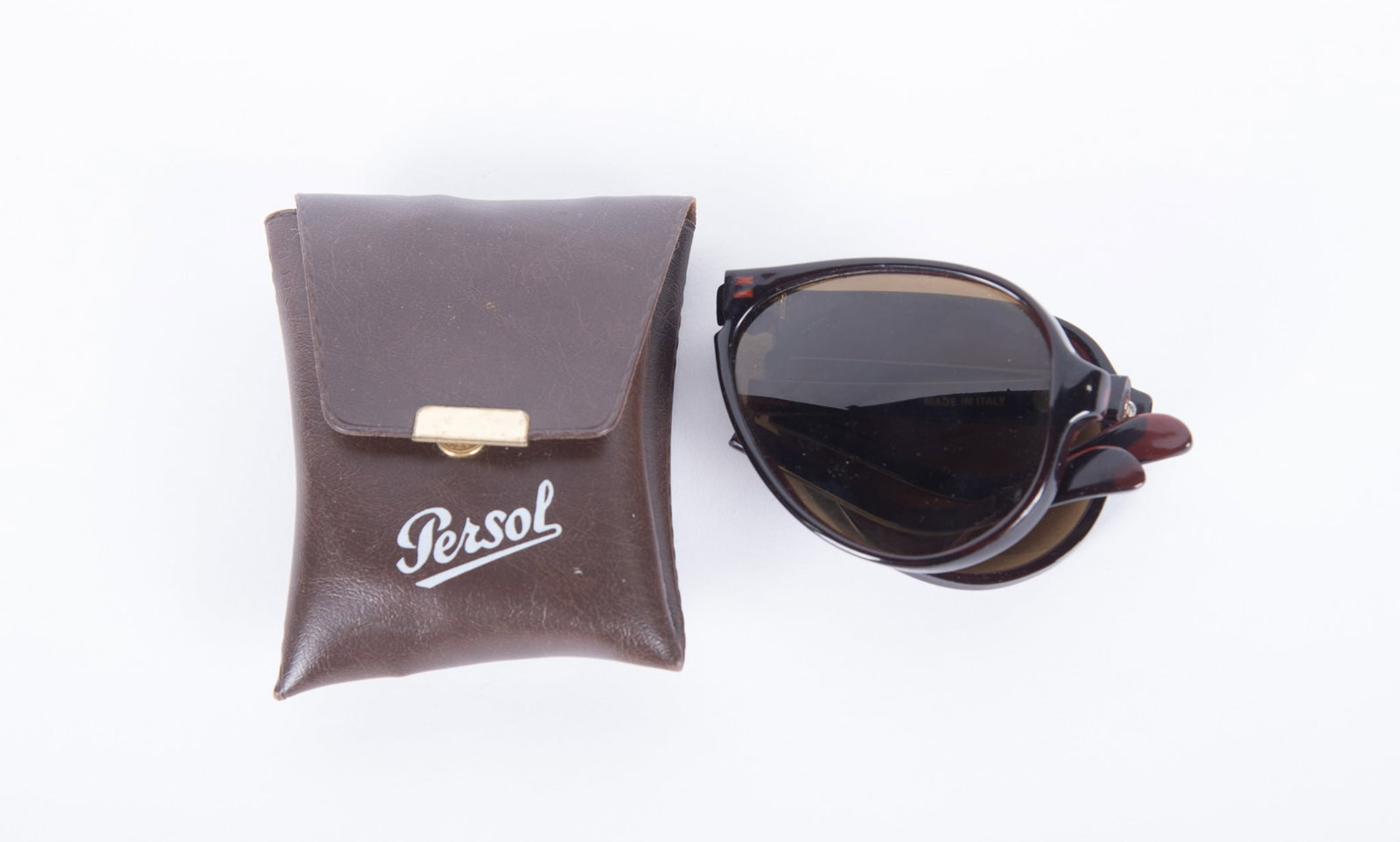 Persol Ratti Vintage Brown Sunglasses, Meflecto Flexible, Made in Italy: brown oval lens, Persol signature marked on right frame. Original Persol brown leather fold-up case included.