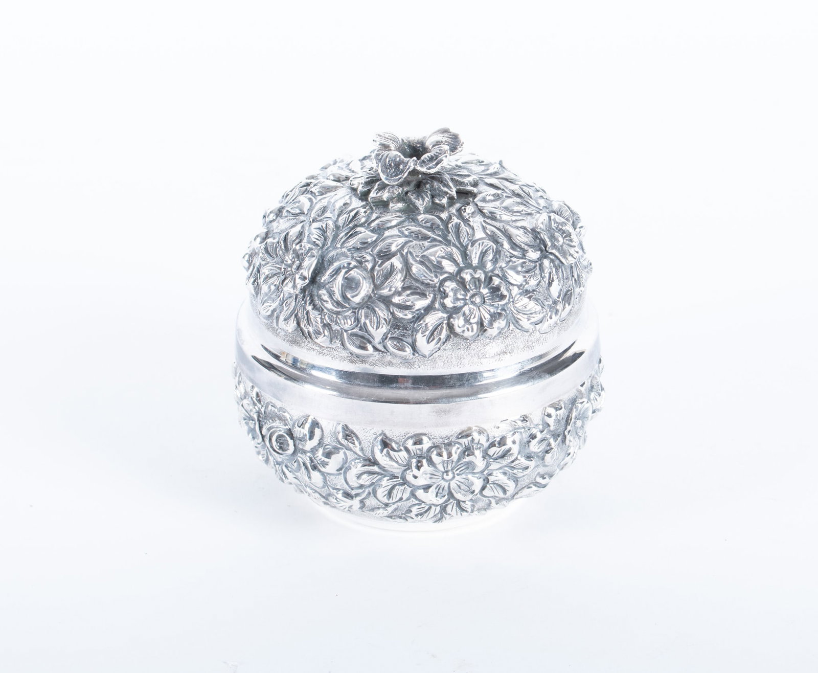 A 900 Silver Repousse Box (1 of 4)