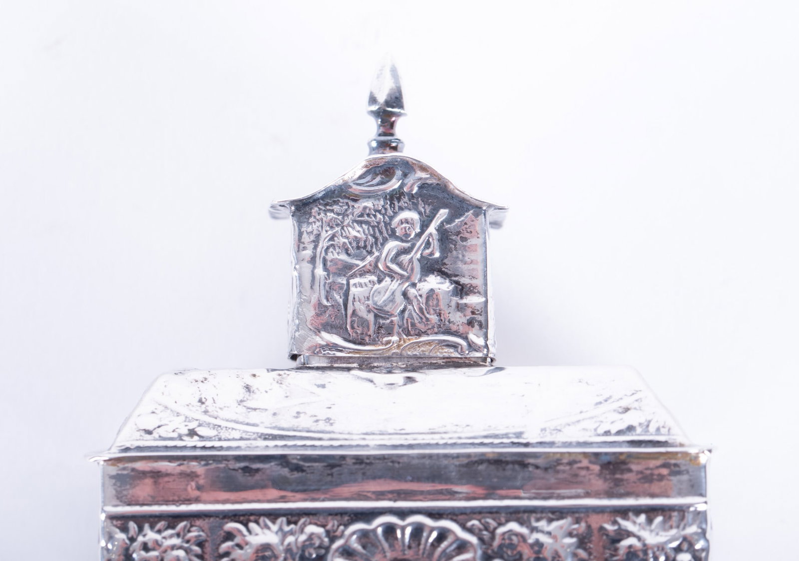 An Antique Rectangular Dutch Silver Repousse Tea Caddy - 2