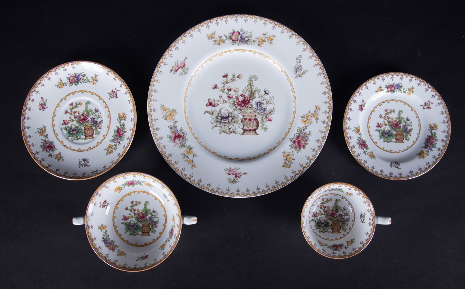 An English Spode Copeland Porcelain Dinner Service for Twelve, Peplow Pattern (1 of 4)
