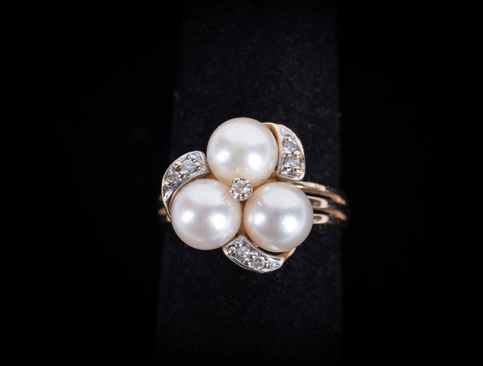 Stunning 14K White Gold Pearl Diamond Ring: Stunning 14K White Gold Pearl Diamond Ring The cultured pearls in this ring are excellent quality. They measure 6.50mm each and the diamond weight is approximately .10CTW. Weight including stones is 5