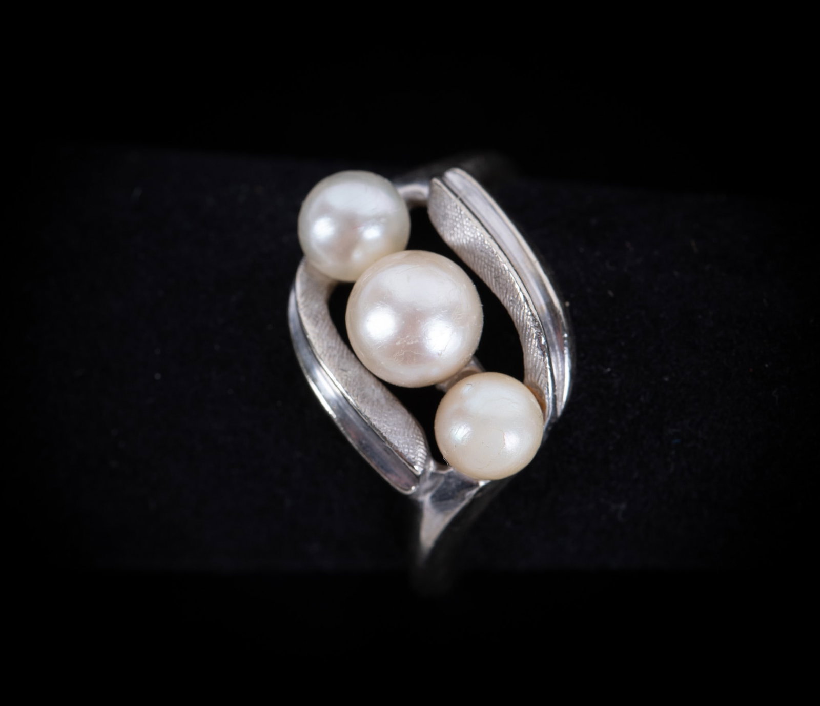 Vintage 14K White Gold Pearl Ring: Vintage 14K White Gold Pearl Ring The center pearl in this ring measures 5.50mm, the side pearls are 4mm. Weight of this ring including the pearls is 3.3g and the ring size is 7.