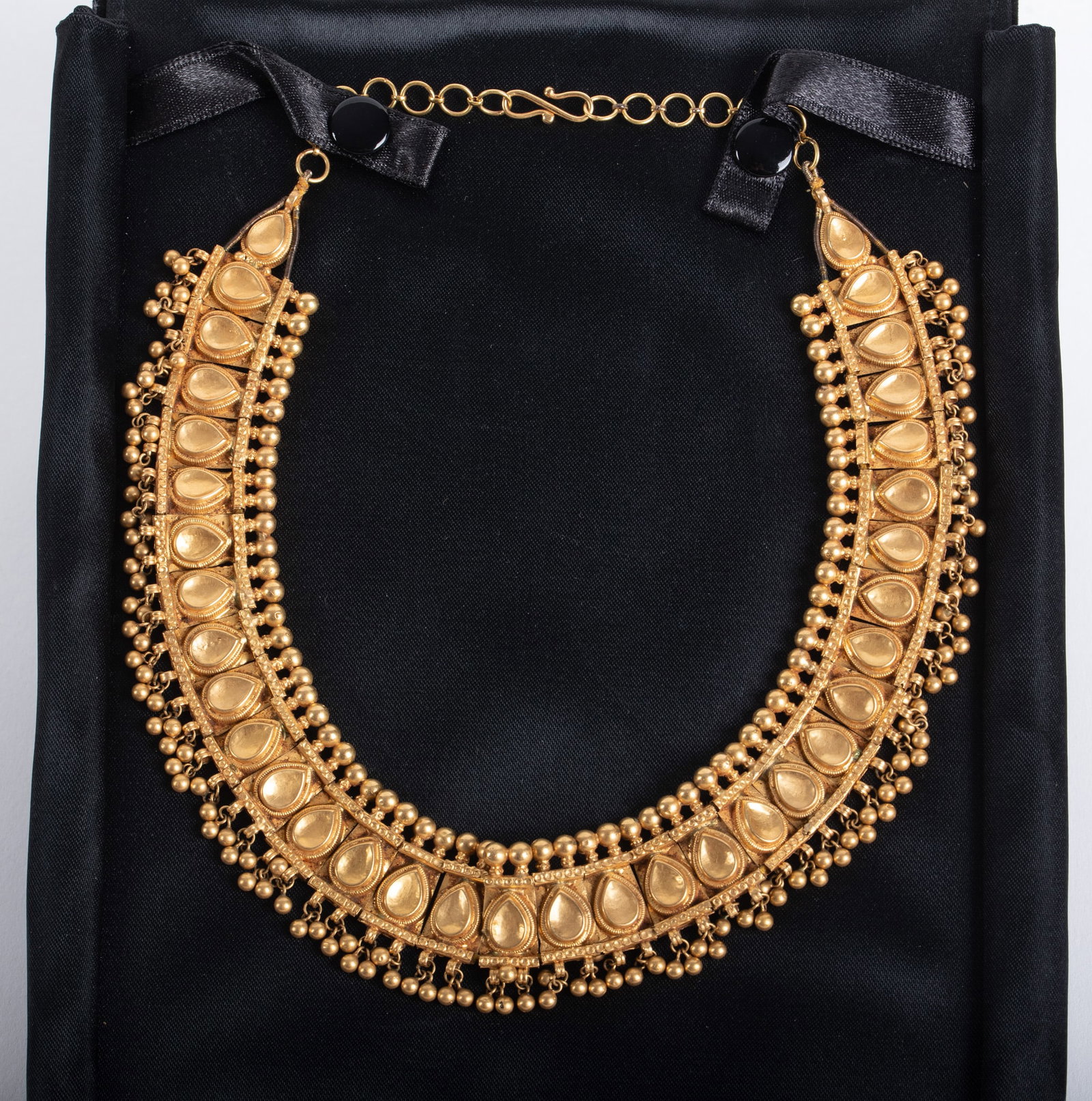 Etruscan Style 18K Yellow Gold Necklace: Etruscan Style 18K Yellow Gold Necklace This bold and beautiful necklace is 16 inches long, an inch wide and weighs 43.4g. There are no markings, it has been acid tested and digitally tested, both ind