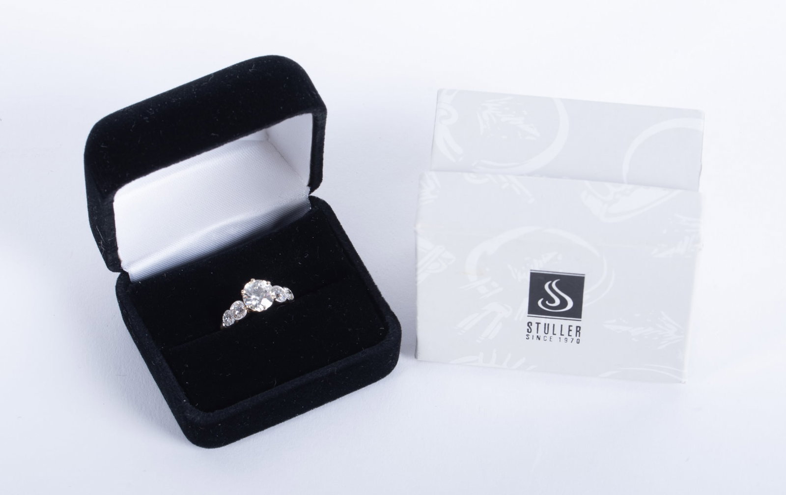 Excellent Quality Diamond Ring set in 14K Yellow Gold: Excellent Quality Diamond Ring set in 14K Yellow Gold The incredible center stone weighs 1.46 ct. GIA color grade is E, with the clarity grade being VS1. The appraisal for the center stone is included
