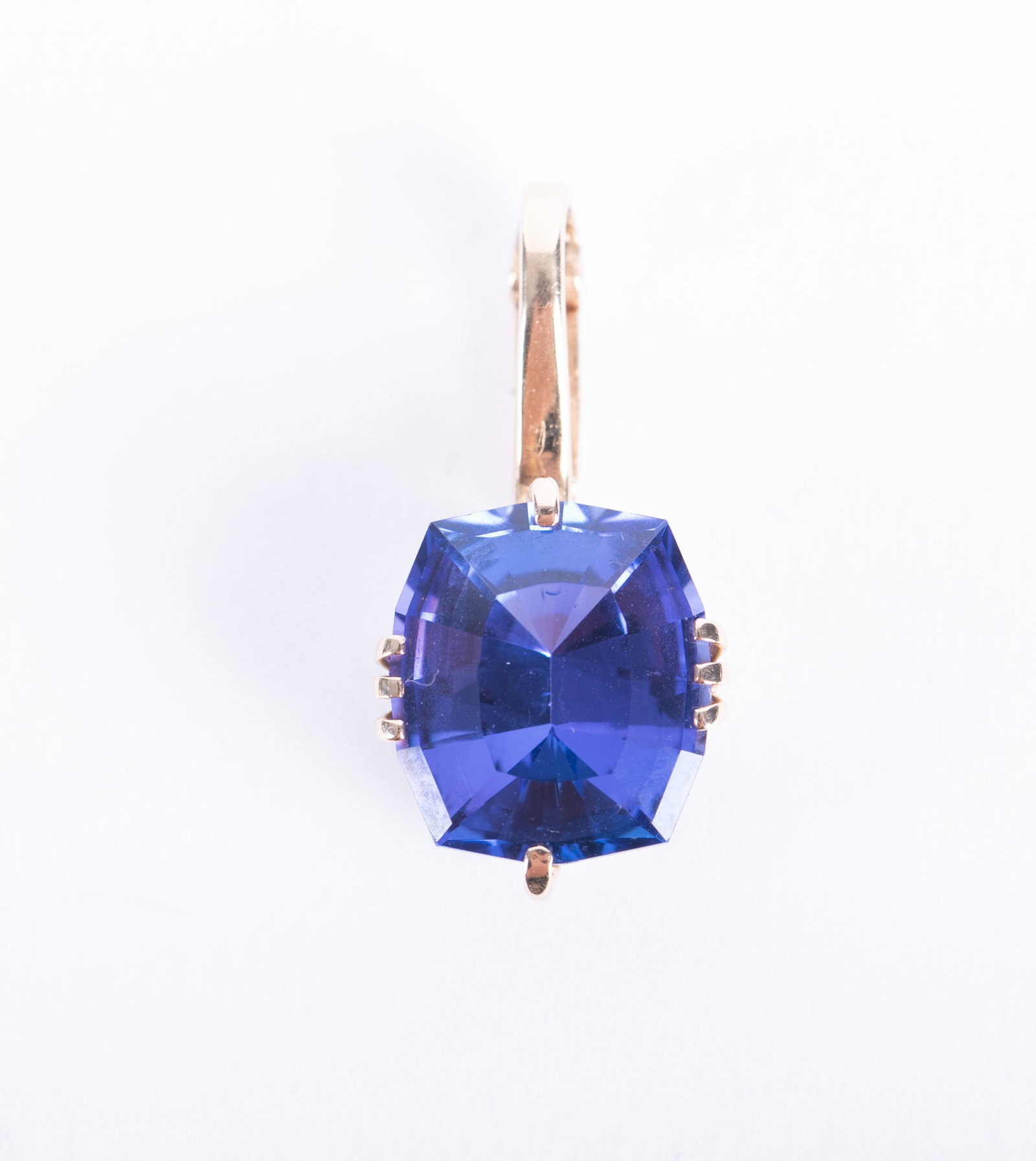 14K Yellow Gold Tanzanite Pendant: 14K Yellow Gold Tanzanite Pendant The Tanzanite in this amazing pendant measures 12.25 x 9.50mm [3-4 carats]. The color is a deep blue violet with red flashes and the cut is a rectangular cushion.