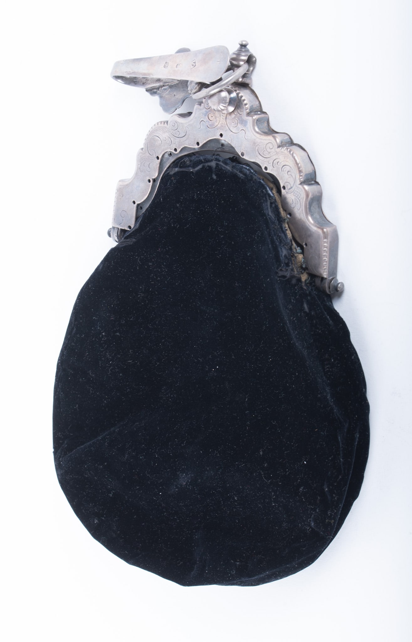 Victorian Sterling Silver Purse Frame: Victorian Sterling Silver Purse Frame This purse frame is marked with what appears to be European marks.The handle is a chatelaine style which can be worn over a belt or waistband. Weight is 168.3g. I