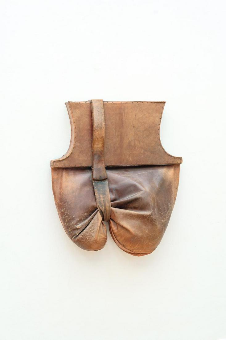 „Caisson le coer gros“: Artist: Horst Egon Kalinowski Leather over wooden box (Caisson). 1969. C. 80 x 69 x 24 cm. Signed and dated on the right wing. Additionally signed, monogrammed, dated “Lundi 3. Nov. 1969”