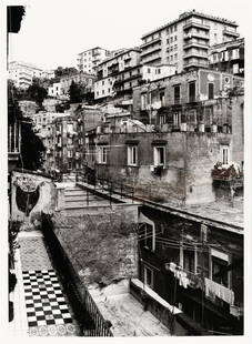 „Vico dei Monti, Neapel“: Artist: Thomas Struth Gelatin silver print on Agfa photo paper. 1988. C. 57 x 40.5 cm (sheet c. 59.5 x 43 cm). A numbered copy from an edition of 10. Signed, dated “Print 1988” and titled