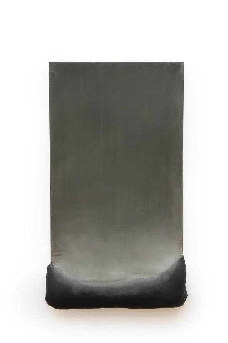 Sagging cushion: Artist: Gotthard Graubner Painted foam cushion on polyester fabric covered with perlon. (1969). C. 183 x 106 cm. Taxation: VAT: Margin Scheme Deutsch: Titel: Gesacktes Kissen Beschrei