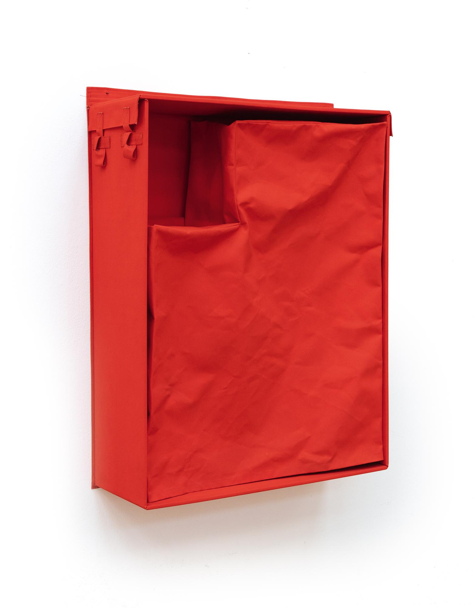 Red form: Artist: Franz Erhard Walther Heavy red cotton fabric. (1983). C. 96 x 76 x 26 cm. With a photo expertise by the artist. Taxation: VAT: Margin Scheme Deutsch: Titel: Rotform Be