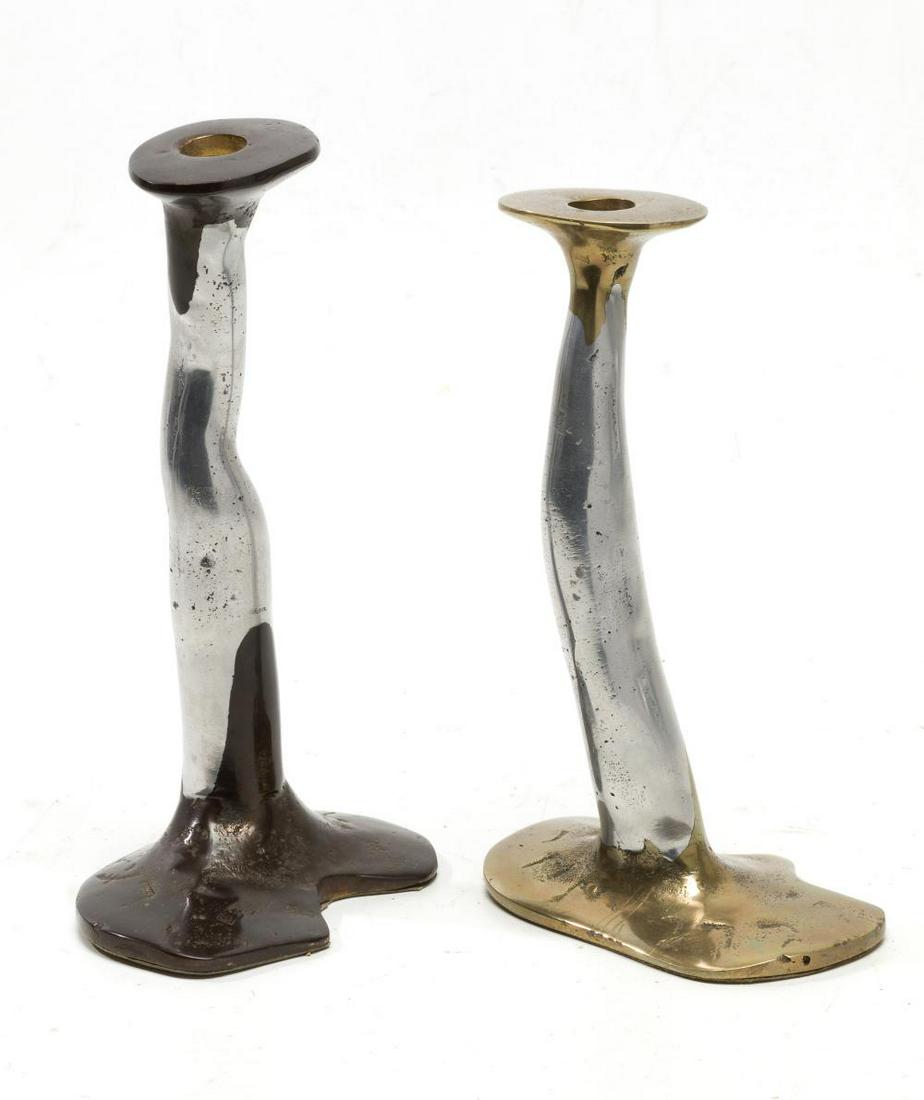 Pareja de candeleros David Marshall: Banqueta en madera policromada en negro y dorado, con tapicería de estampado animal. Dimensions: 52 x 50 x 95 cm.