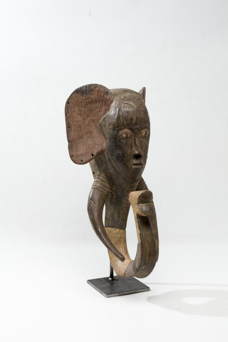 Máscara Burkina Faso: Máscara africana, Nigeria, en madera tallada. Presenta una grieta al dorso. Dimensions: 56 cm. de altura