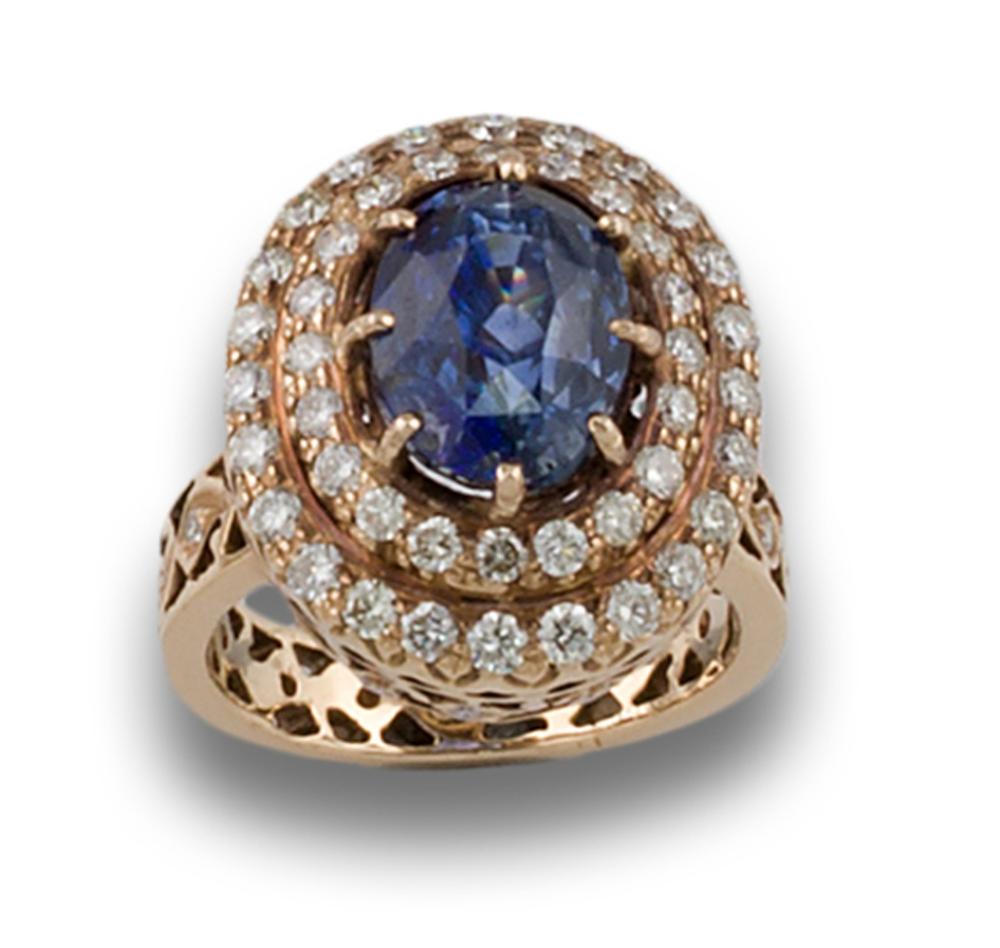 SORTIJA FLOR ORO DIAMANTES ZAFIRO CERT GIA: sortija. Ring oro amarillo de 18kts, centro con zafiro natural origen Sri Lanka, talla cabusón peso estimado de 7.20cts se adjunta certificado GIA 2203290095, doble orla y brazos con DIamantes. D