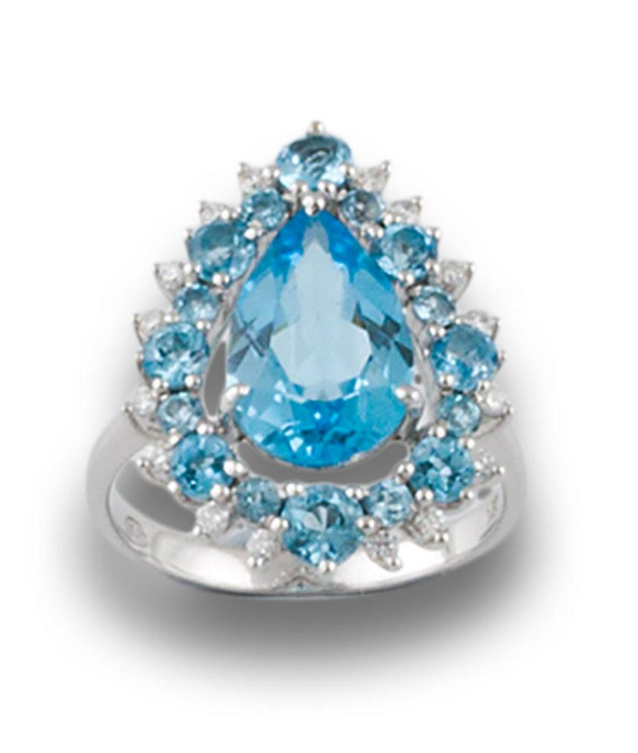 SORTIJA PERILLA ORO DIAMANTES TOPACIOS: sortija. Ring lágrima oro blanco de 18kts, centro con topacio, talla perilla; orla con DIamantes. Diamonds, talla brillante intercalados por topacios, talla brillante