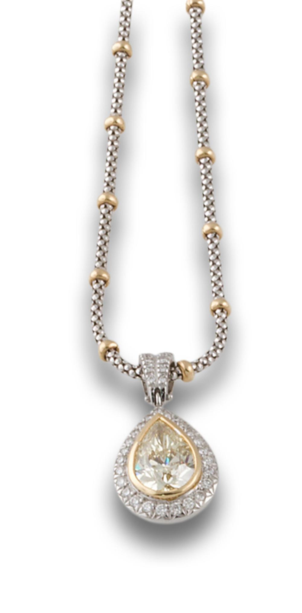CADENA Y COLGANTE ORO DIAMANTE 2.10CTS APROX: Cadena y Pendants. Colgante UNOARRE oro blanco y amarillo de 18kts, Pendants. Colgante forma de lágrima, centro con diamante, talla perilla peso estimado de 2.10ctsm orla cuajada de DIamantes. Di