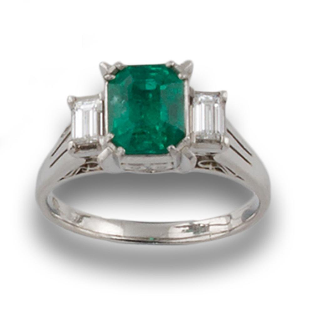 SORTIJA ORO DIAMANTES ESMERALDA CERT GIA: sortija. Ring oro blanco de 18kts, centro con esmeralda colombiana natural, talla esmeralda peso estimado de 2.63cts (se adjunta certificado GIA 2205290092) y brazos con DIamantes. Diamonds, talla esm