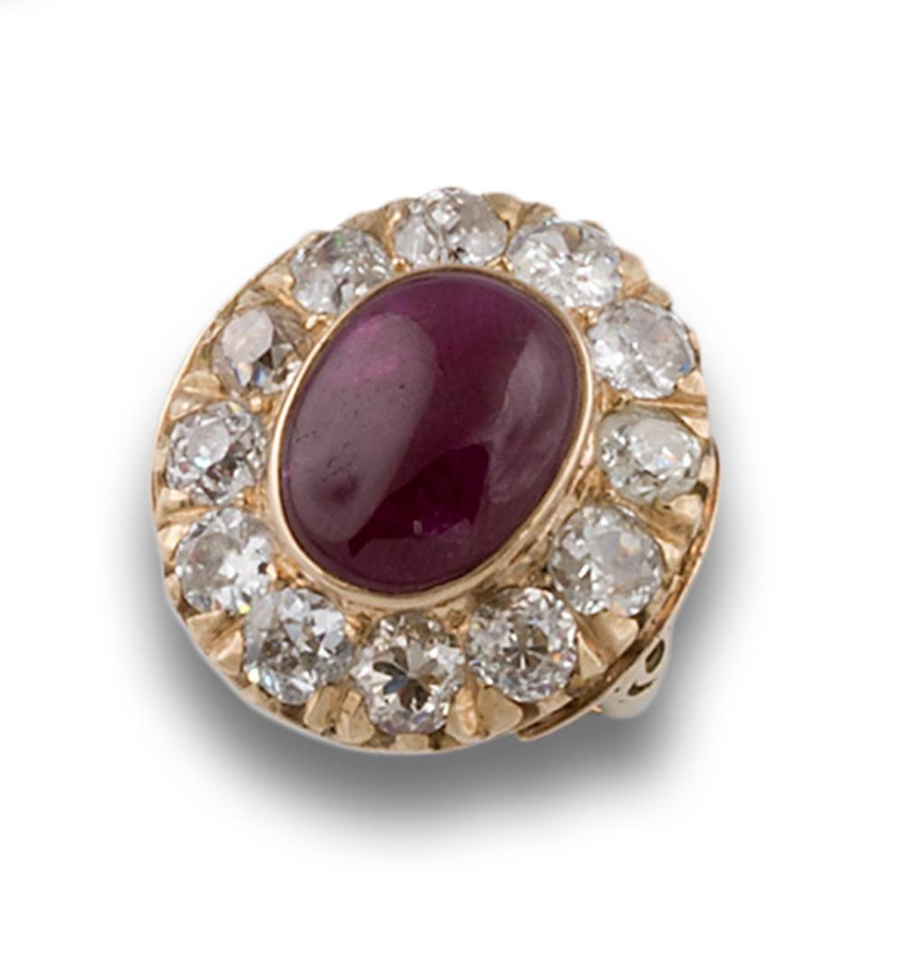 SORTIJA FLOR ORO DIAMANTES RUBI CERTF GIA: sortija. Ring oro amarillo de 18kts, s. XIX centro con rubí natural, talla cabusón peso estimado de 11.89cts (se adjunta certificado GIA 5191377103, orla cuajada de DIamantes. Diamonds, tall