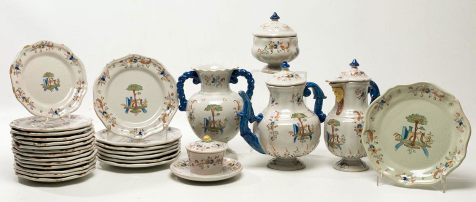 Ceramic table ware Ruiz de Luna: Ruiz de Luna glazed ceramic tableware, Talavera, S.XX, with marks on the base. AlcoreÃ±a del Chaparro Series. Composed of 21 dishes, a circular platter, two coffee makers, two sugar bowls and a vase