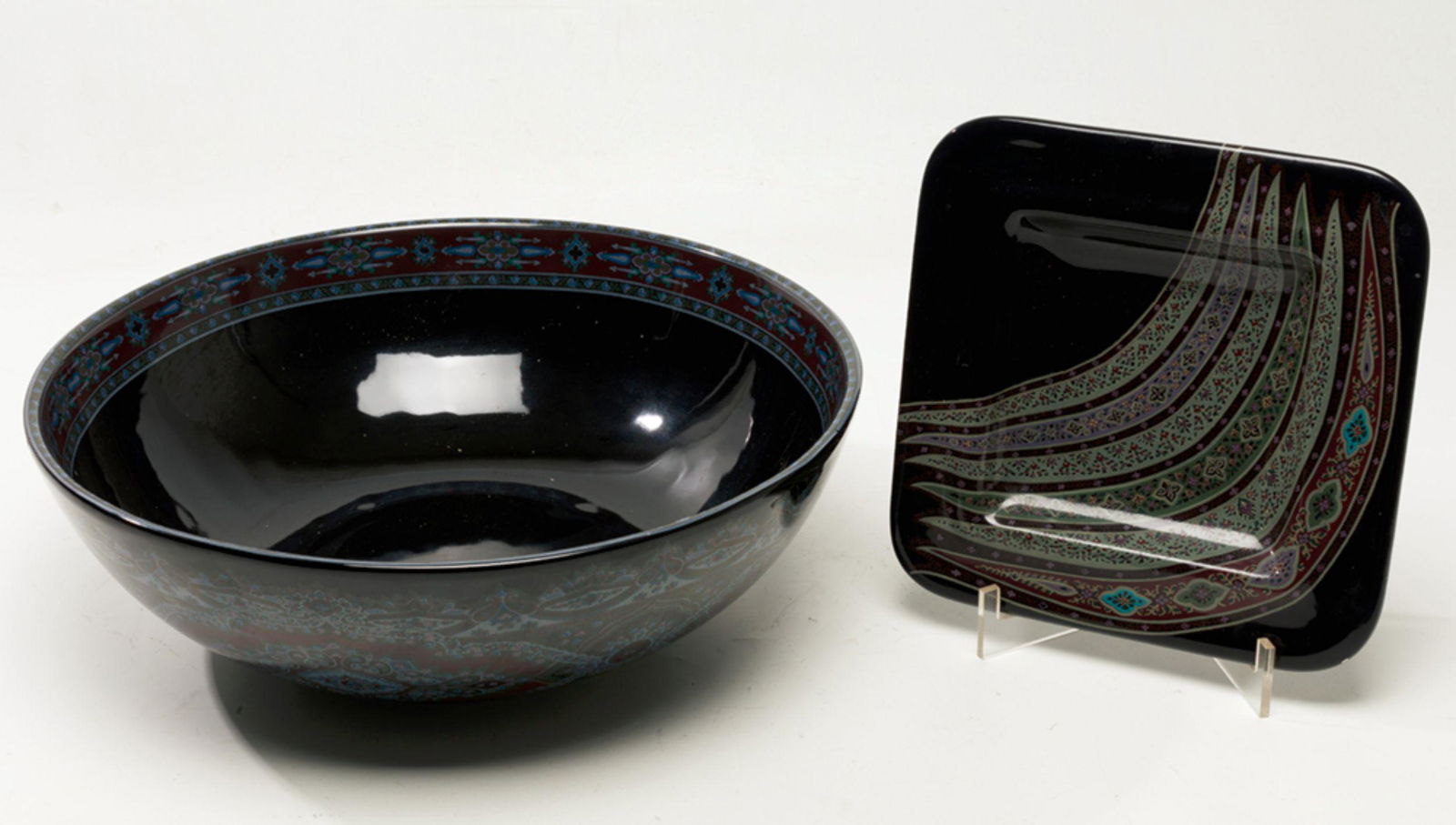 Ceramic centrepiece and ashtray with boteh motif, Etro: Set of centerpiece and square fountain in Etro glass, with markings on the base. In black with printed botehs and flower borders.