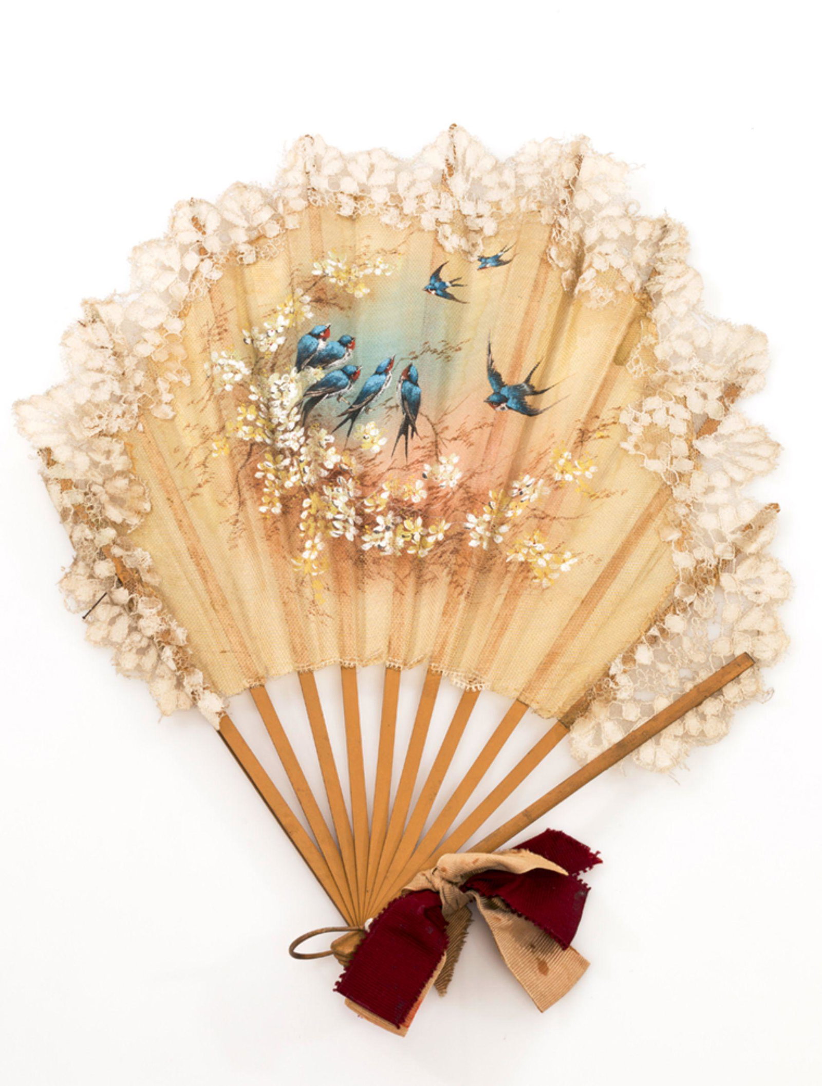 Wooden poultry fan: Fan with gilded wood ribs, country in fabric with polychrome bird decoration and lace edges measures: 40 x 32 cm