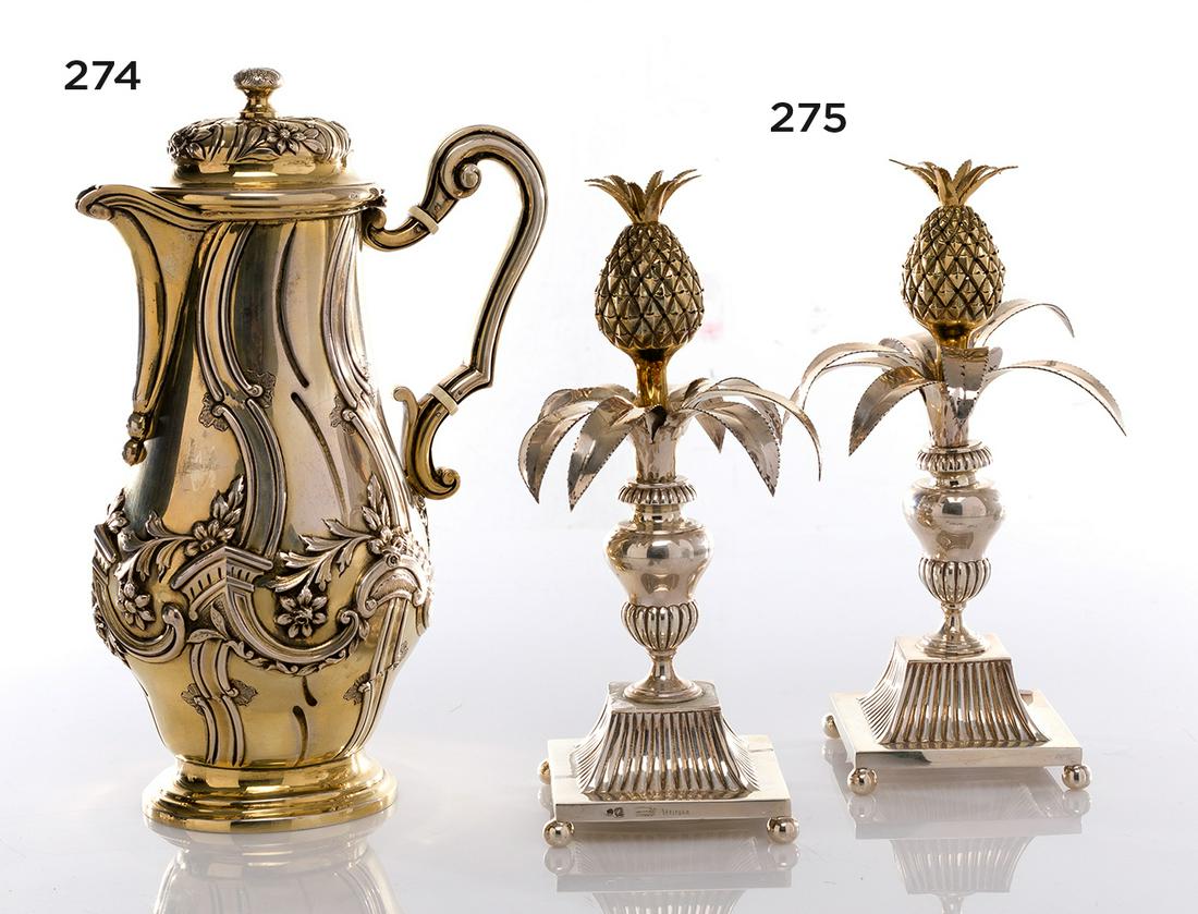 Silver coffee container: Portuguese silver jug, Law 833. Re-elaborated decoration of floral guirnels and horns of plenty. Weight: 950 gr..