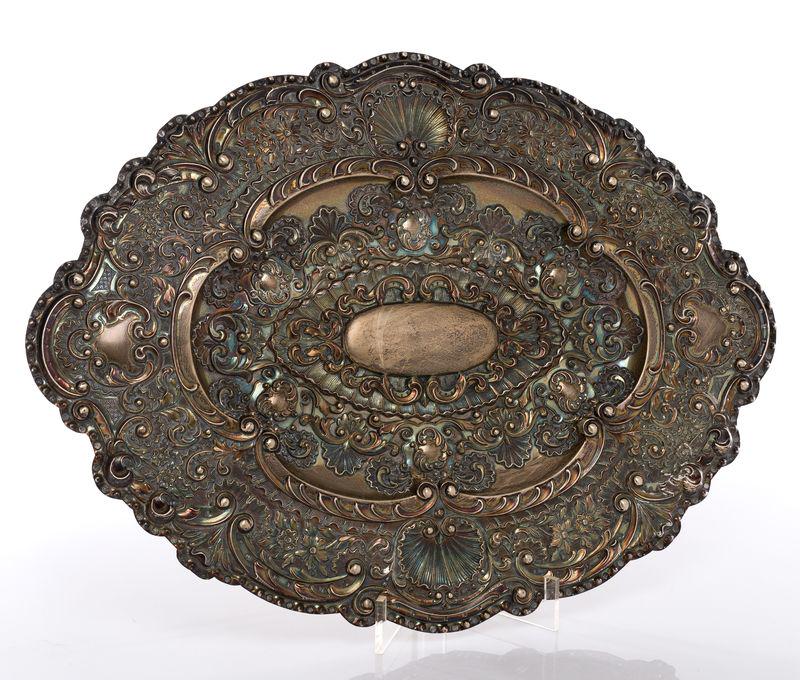 Reissued silver oval scallop tray.: Oval tray in 916 sterling silver. Re-elaborated decoration totally covered by turntables, acanthus, scallops, rolls... Weight: 1.130 gr..