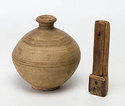 Rare Egyptian wooden box: Old wooden box, with sliding cover. Egypt, probably Deir el-Mèdineh, New Empire (c. 1550 BC - 1070 BC) Provenance: -Collection of Ernest ChamThree (1843-1924) Exhibitions: "The Pharaoh's Artists",