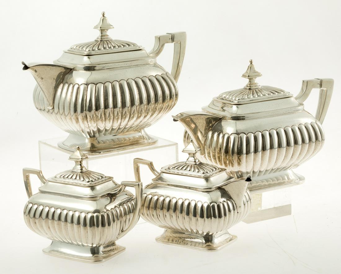 Tea set in Mexican silver, 925 sterling silver: Tea set in Mexican sterling silver 925, with markings on the base, decorated with gadroons and pinnacle finials. Consisting of: teapot, coffee pot, milk jug and sugar bowl. Weight: 3,675 Kg. .