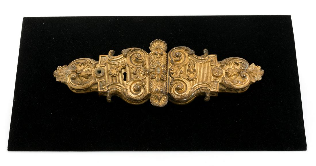 Baroque latch bolt, 18th c., gilded bronze: Important baroque lock, XVIII century, in gilded bronze, decorated with scrolls, scallops and acanthus. It is presented on black plain corduroy support (23 x 56 x 26 cm.) .41 x 14 cm
